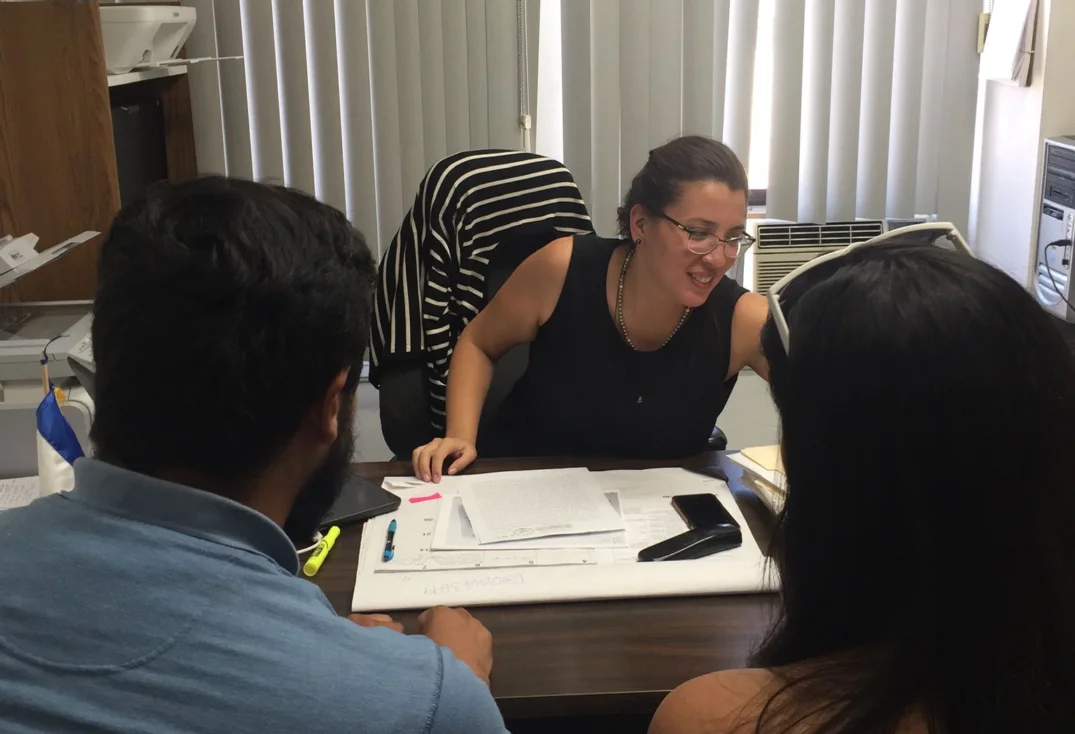 Foto de Liliana María Nolasco Morales, abogado y notario salvadoreño en Los Ángeles, California y en los Estados Unidos, atendiendo a clientes satisfechos en su despacho de abogados. Liliana Nolasco es la mejor abogada y notaria de El Salvador en Los Angeles, CA Liliana Nolasco es la abogado y notario salvadoreño en Los Ángeles, California con mejores valoraciones en Google, con más y mejores reviews en Google Business. Liliana Nolasco está orgullosa de ser un negocio de 5 estrellas de Google